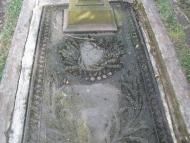 На церковному цвинтарі.