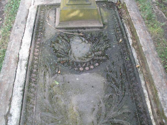 На церковному цвинтарі. - Краев