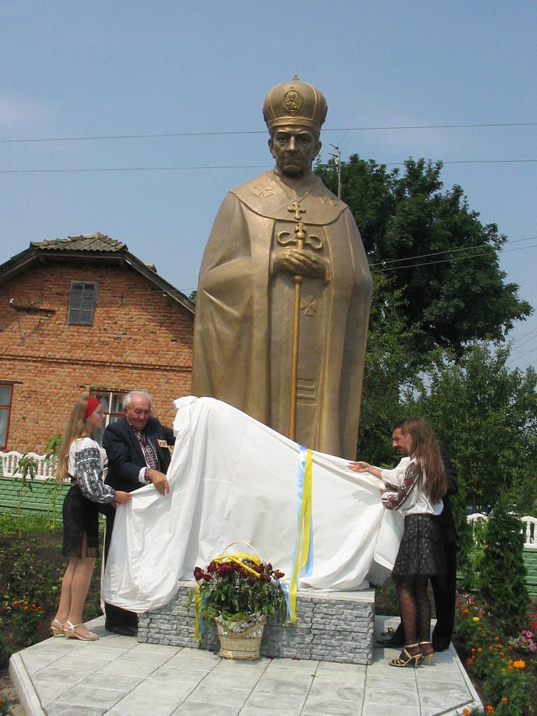 Відкриття пам'ятника Григорію Хомишину. - Гадинківці