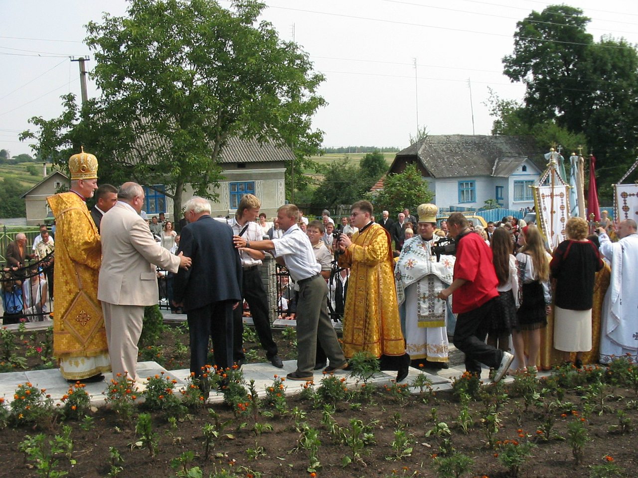 Відкриття пам'ятника Григорію Хомишину. - Гадинківці