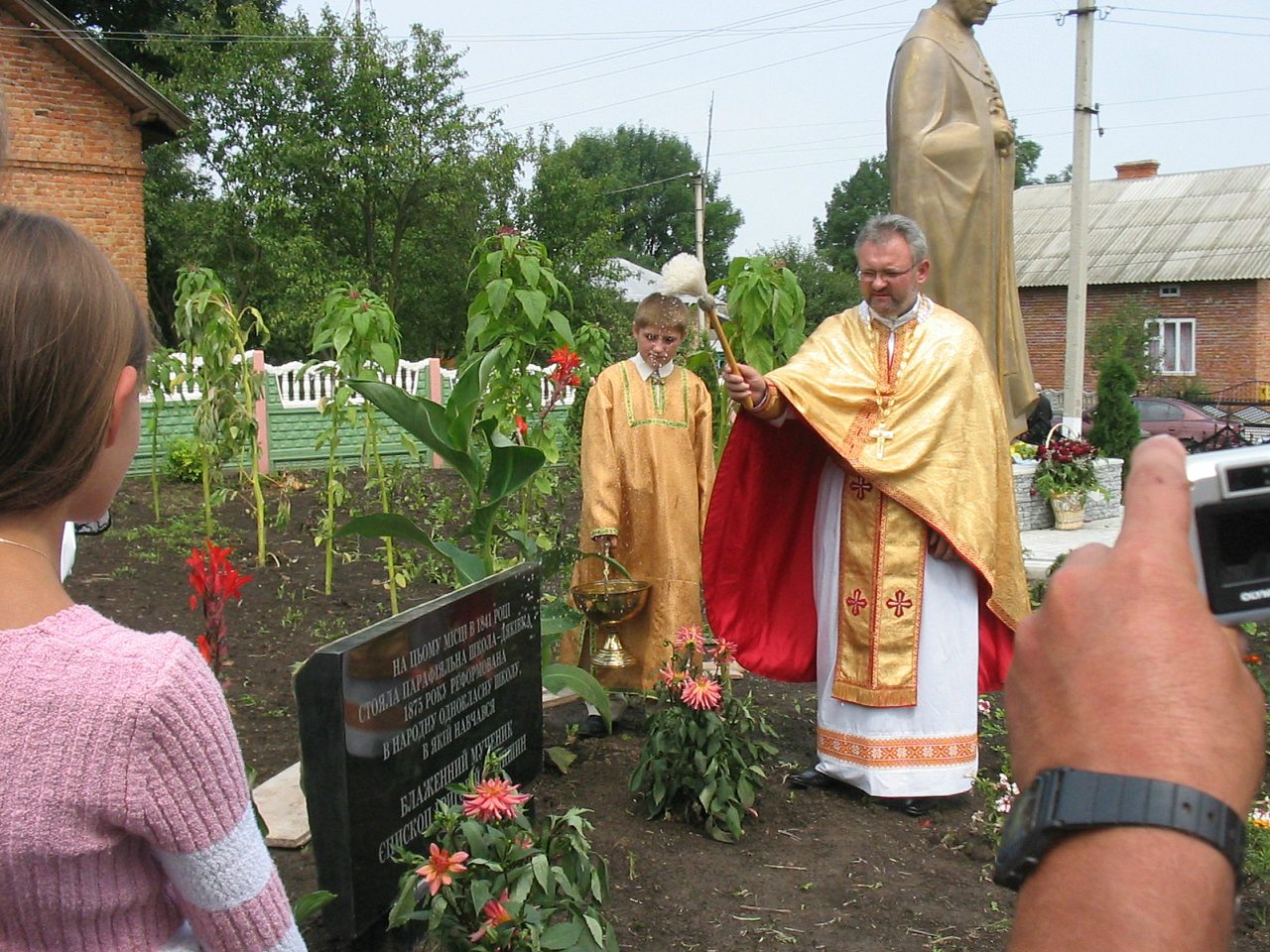 Відкриття пам'ятника Григорію Хомишину. - Гадинківці
