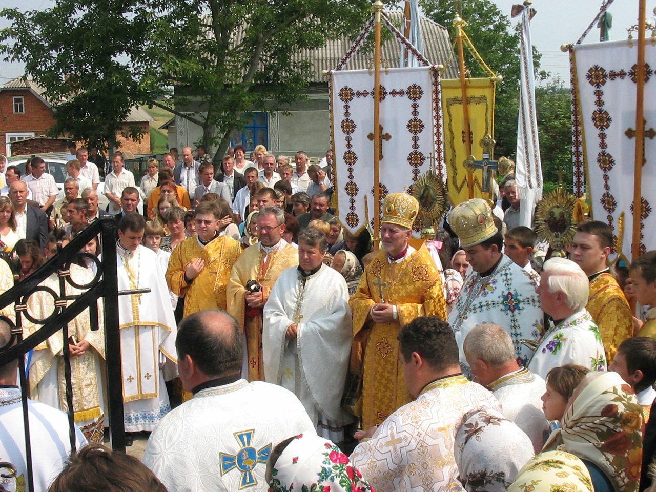 Відкриття пам'ятника Григорію Хомишину. - Гадинківці