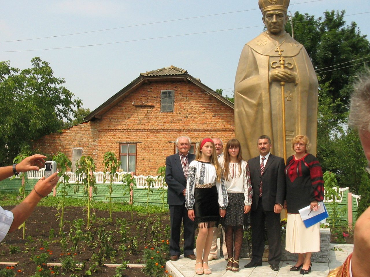 Відкриття пам'ятника Григорію Хомишину. - Гадинківці