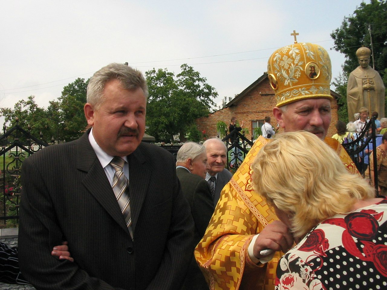 Відкриття пам'ятника Григорію Хомишину. - Гадинківці