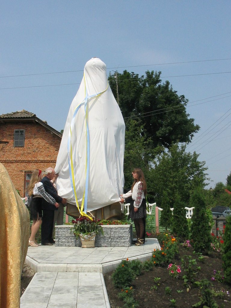 Відкриття пам'ятника Григорію Хомишину. - Гадинківці