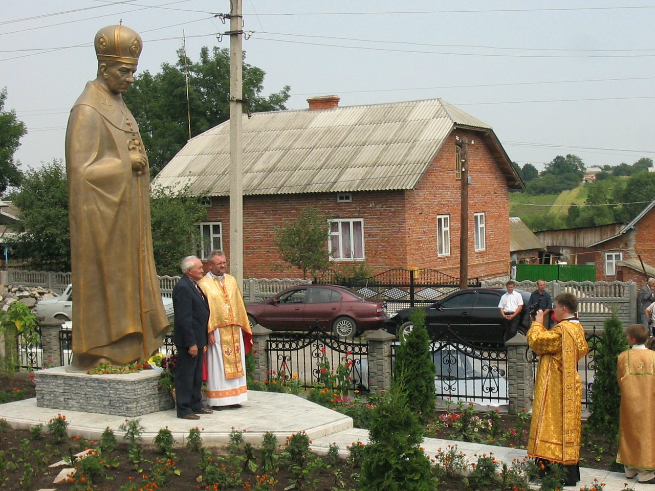 Відкриття пам'ятника Григорію Хомишину. - Гадинківці