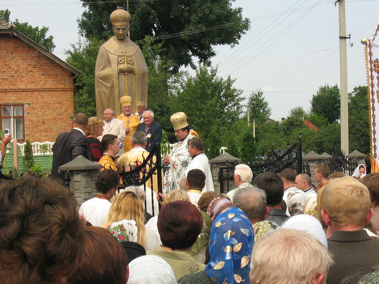 Відкриття пам'ятника Григорію Хомишину. - Гадинківці