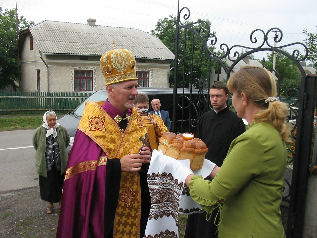 Відкриття пам'ятника Григорію Хомишину. - Гадинківці