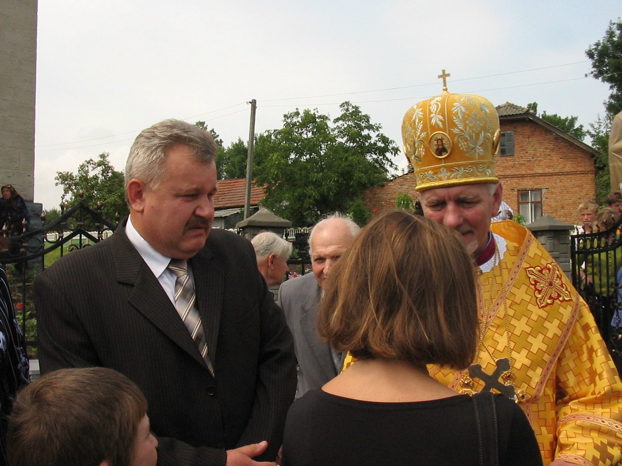 Відкриття пам'ятника Григорію Хомишину. - Гадинківці