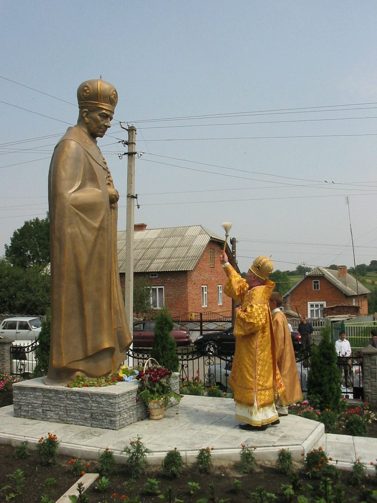 Відкриття пам'ятника Григорію Хомишину. - Гадинківці
