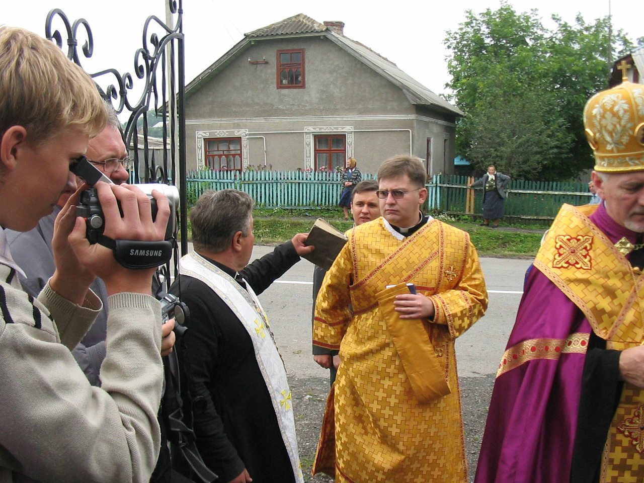 Відкриття пам'ятника Григорію Хомишину. - Гадинківці