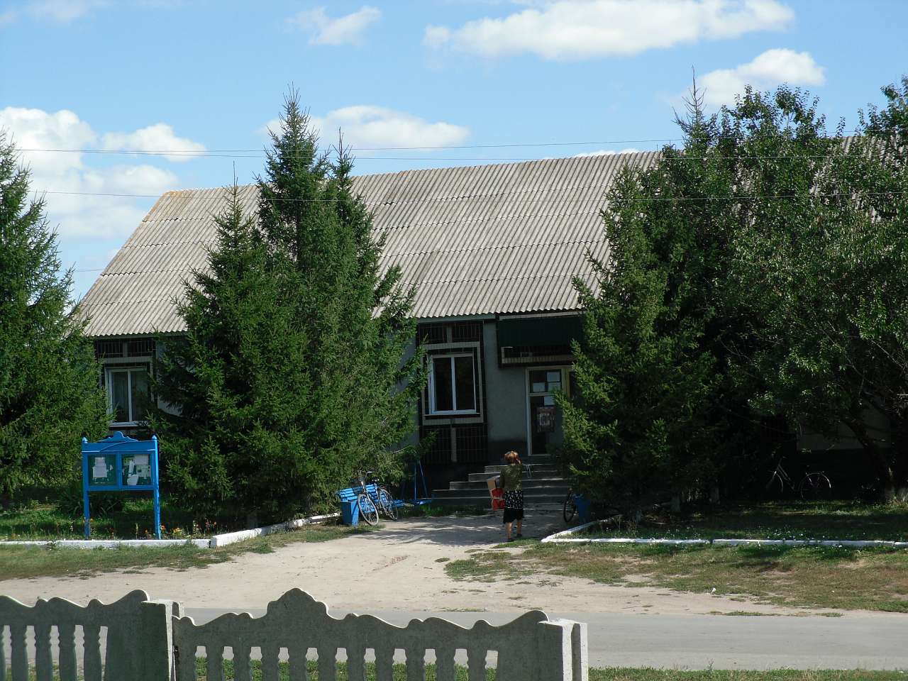 Братська могила та центр села. - Рубаний Міст