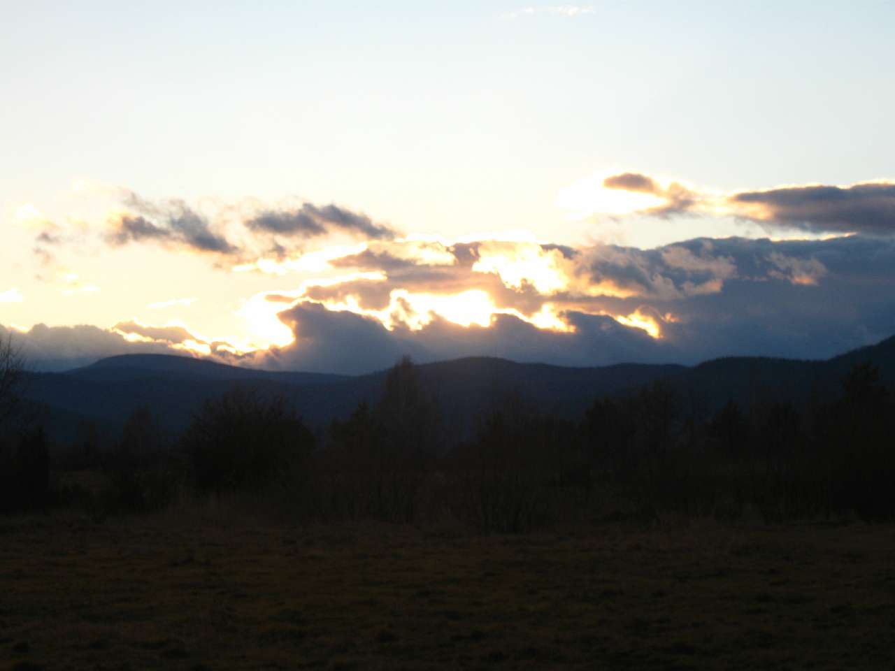 І СВІТАЄ, І СМЕРКАЄ - Nebyliv