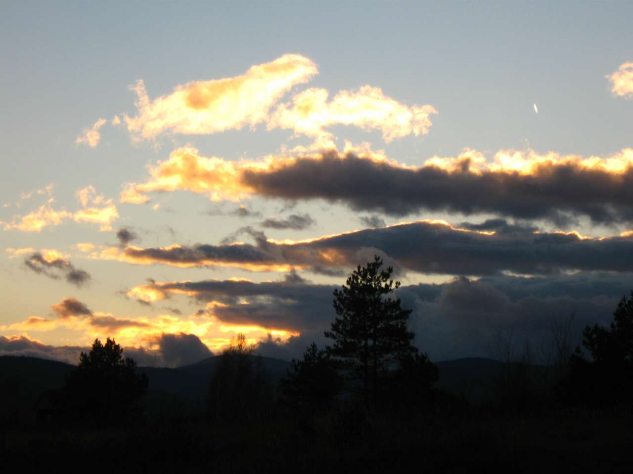 І СВІТАЄ, І СМЕРКАЄ - Nebyliv