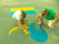 Ми малюємо на асфальті)))