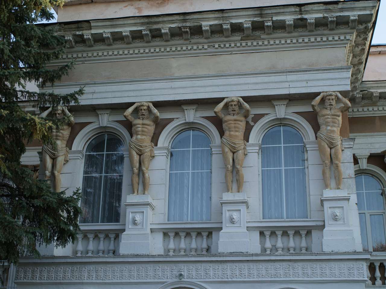 Палац - Микулинці