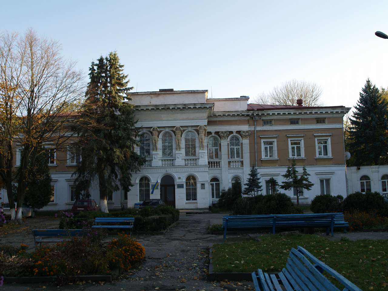 Палац - Микулинці