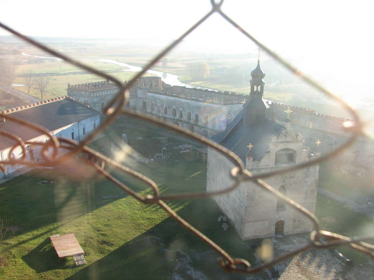 МІЖ БУГОМ І БУЖКОМ