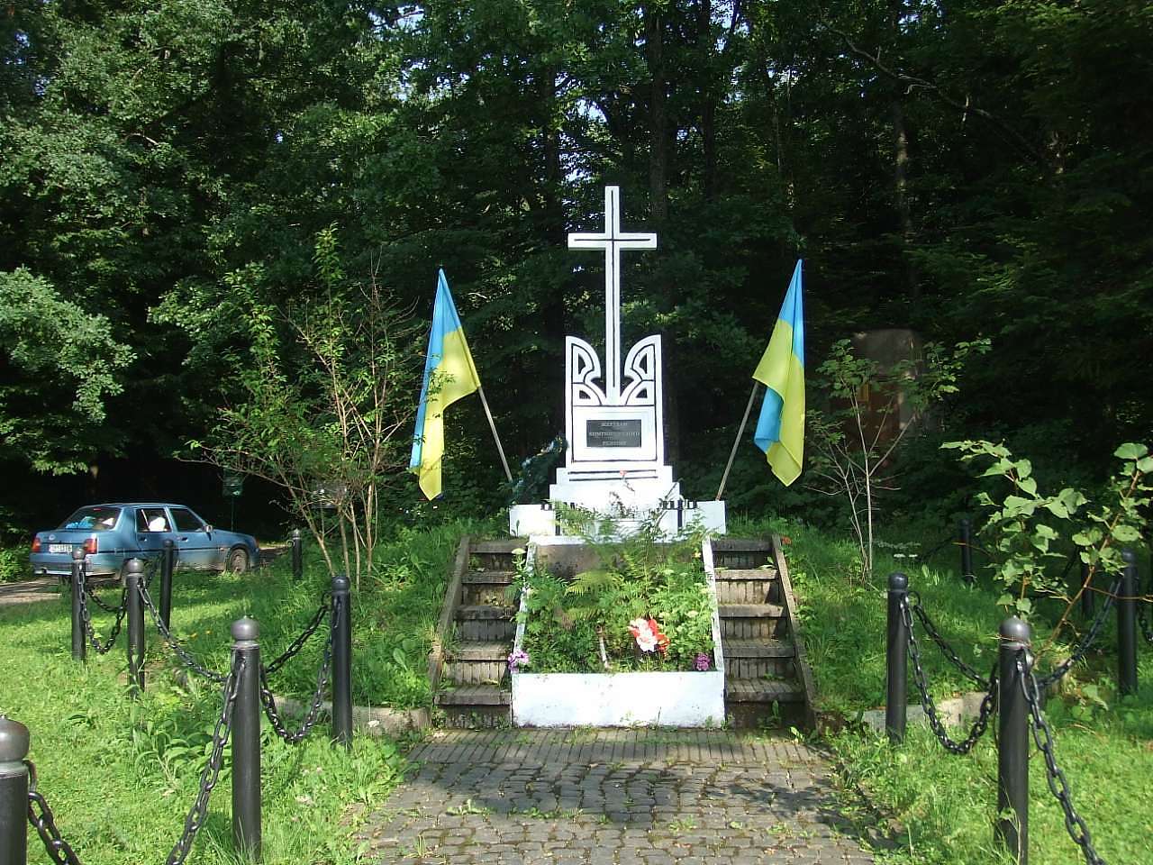  Символічна могила Жертвам комуністичного реж - Баня Лисовицька