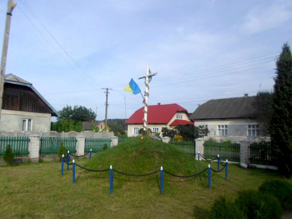 Символічна могила - Ярушичі