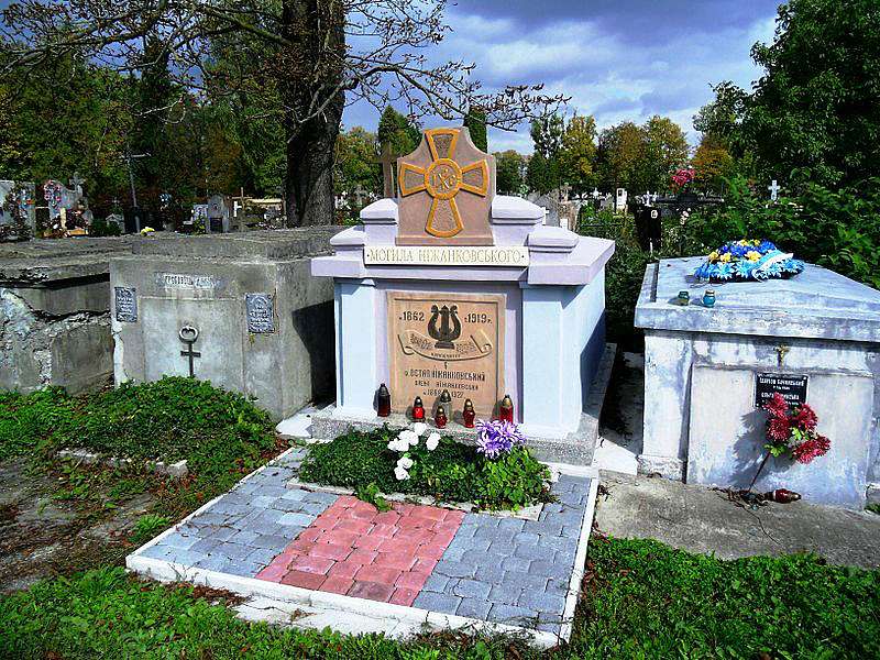 Памятники - Завадов