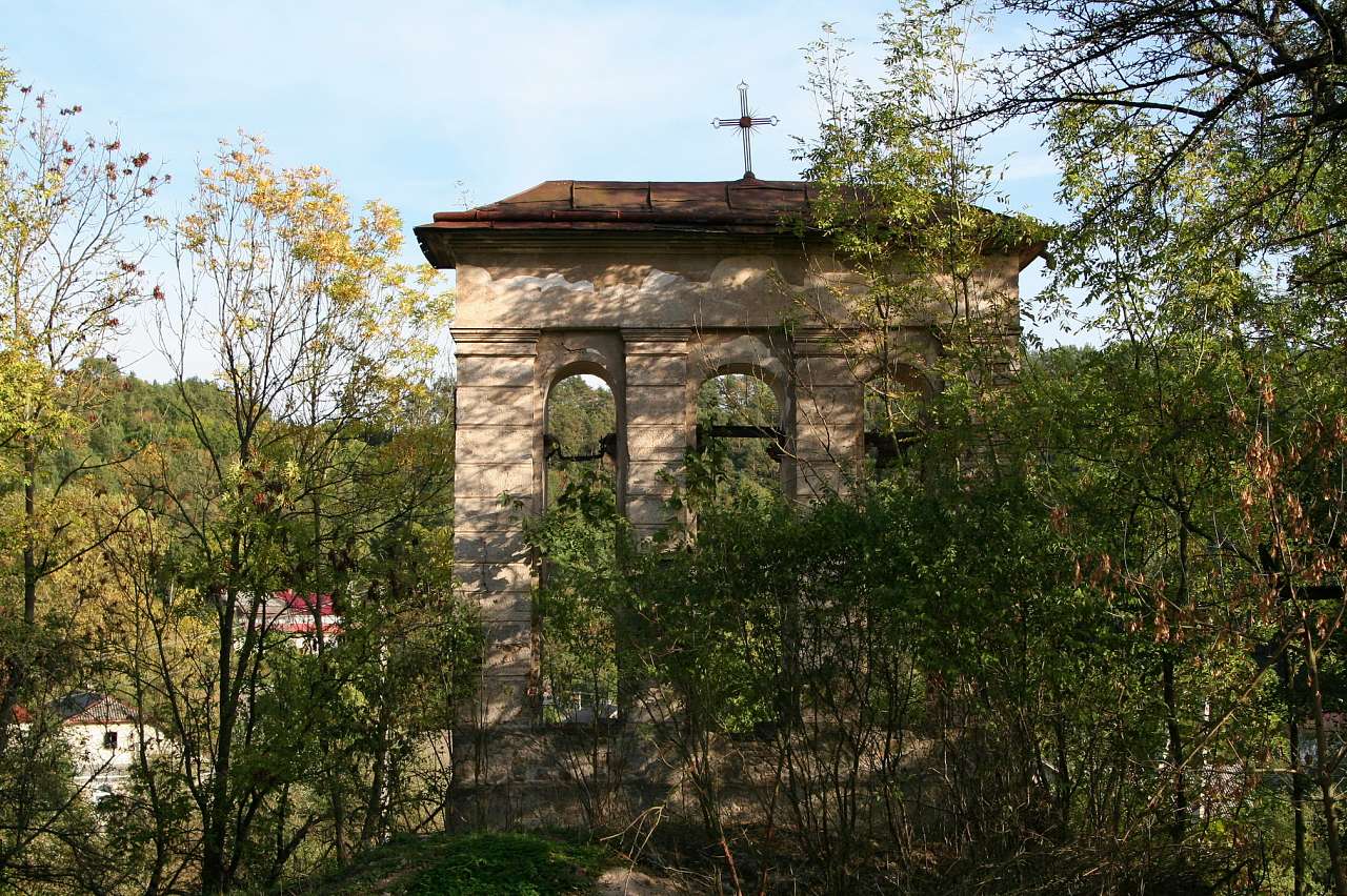 ЗРУЙНОВАНИЙ КОСТЕЛ - Язловець