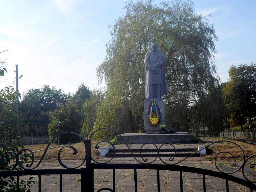 Пам'ятник Т.Г.Шевченку - Лисятичи