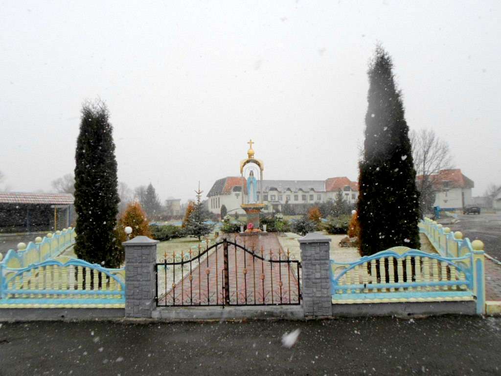 Скульптура Богородиці - Голобутів