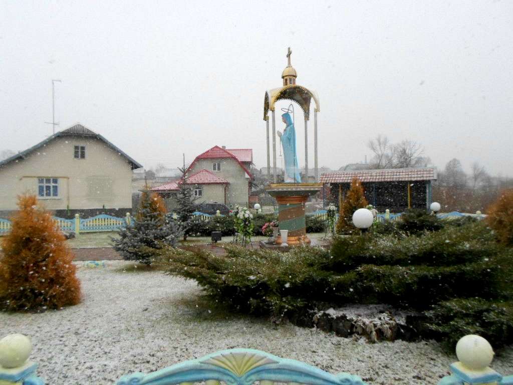 Скульптура Богородиці - Голобутів