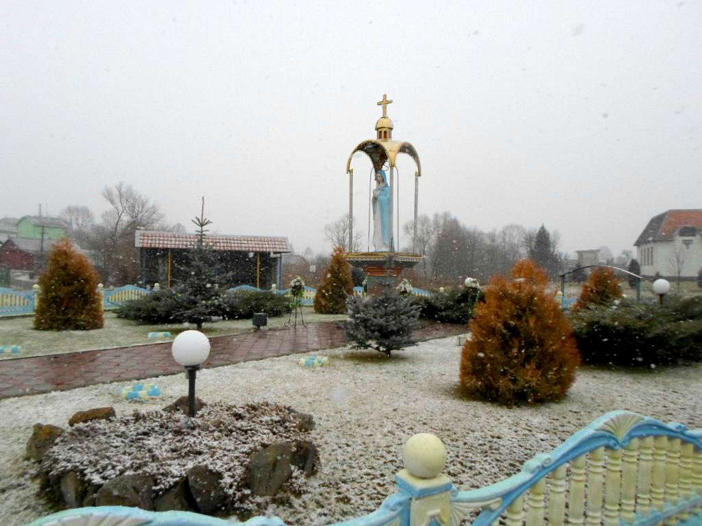 Скульптура Богородиці - Голобутів