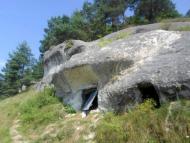 Печери, скелі