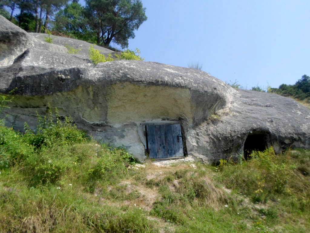 Печери, скелі - Диброва