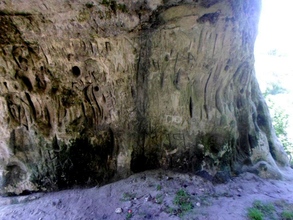 Печери, скелі - Дуброва