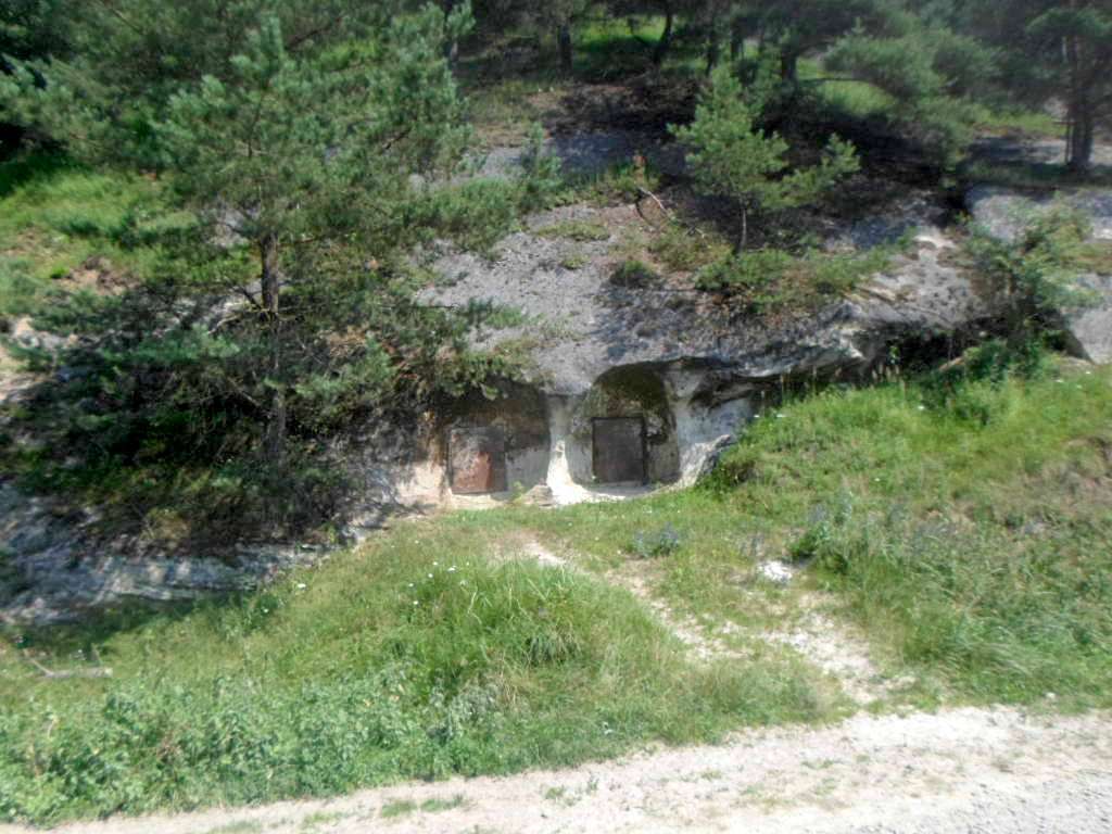 Печери, скелі - Дуброва