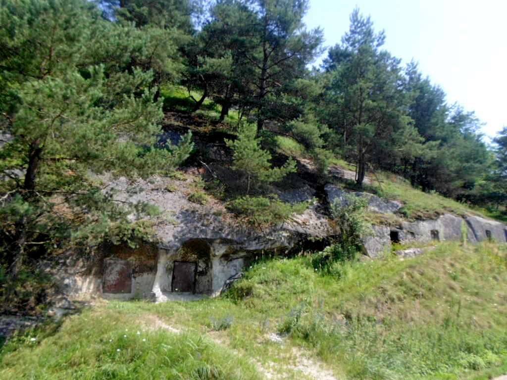 Печери, скелі - Диброва