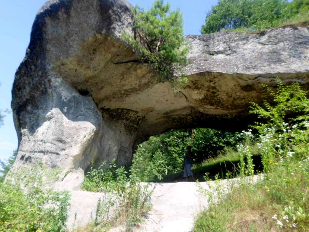 Печери, скелі - Дуброва