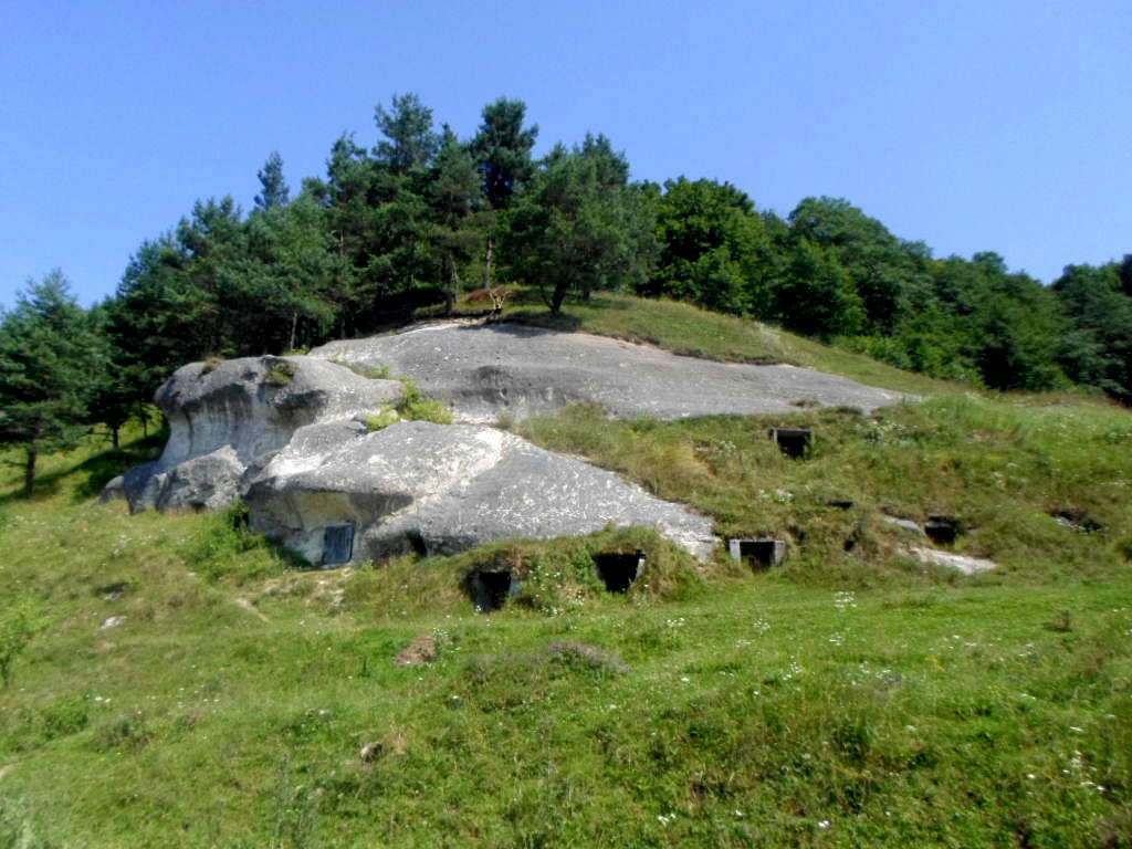 Печери, скелі - Диброва
