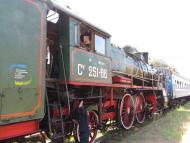 СВЯТКОВА ПОДОРОЖ НА ПАРОВОЗІ 