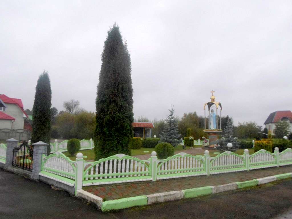 Скульптура Богородиці - Голобутів