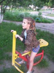 НА ДИТЯЧОМУ МАЙДАНЧИКУ