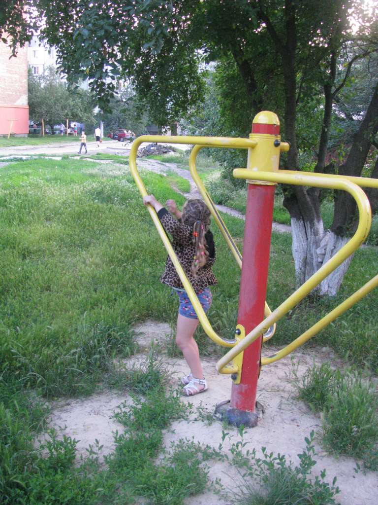 НА ДИТЯЧОМУ МАЙДАНЧИКУ