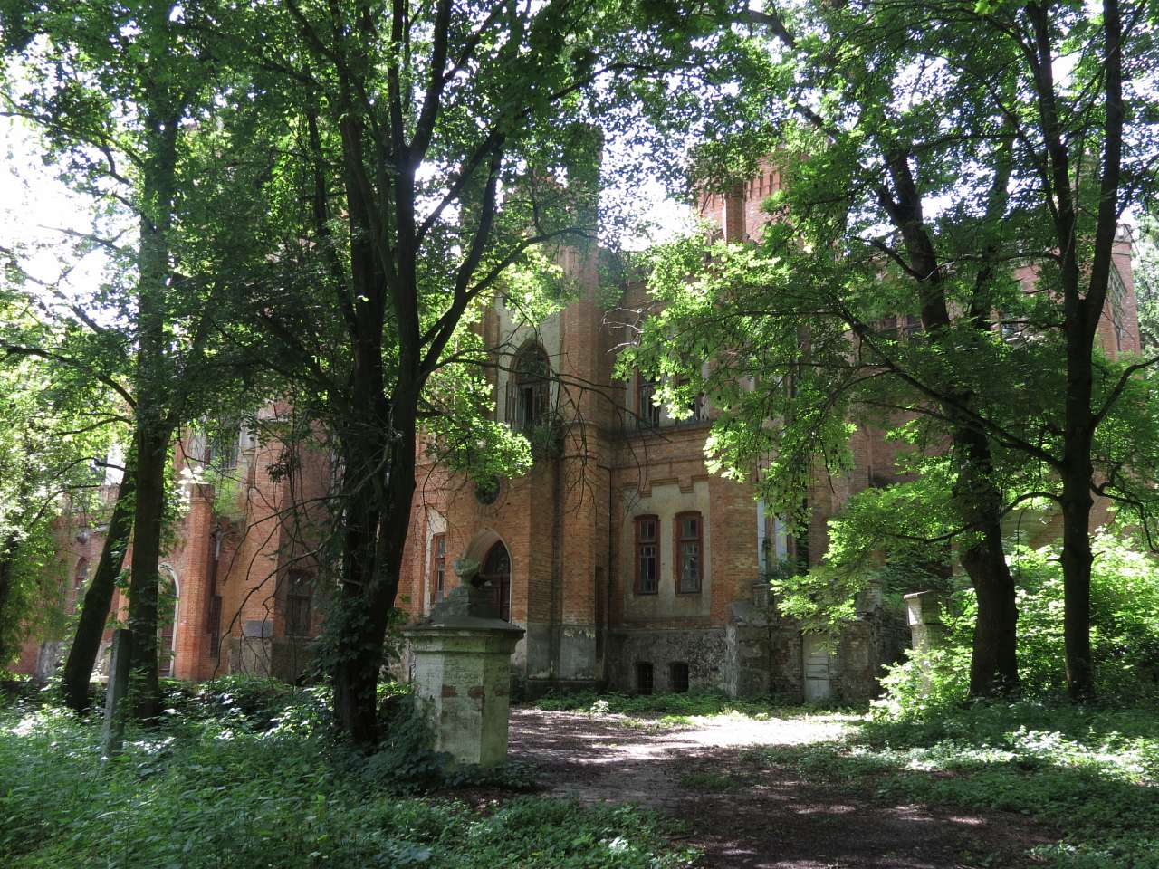 ПАЛАЦ ДАХНОВСЬКИХ - Leskove