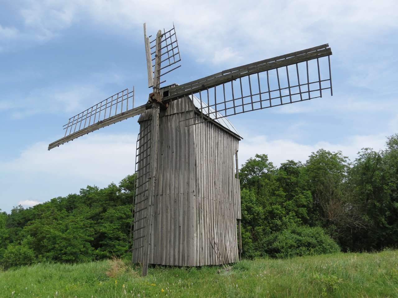 ДІЮЧИЙ ВІТРЯНИЙ МЛИН - Теклине