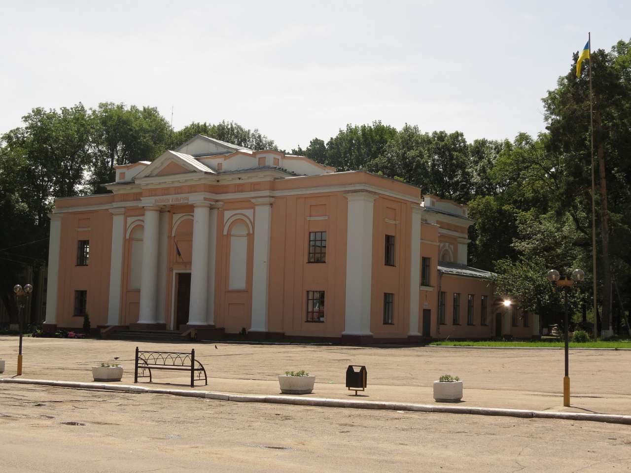 ДІМ КУЛЬТУРИ З КОСТЕЛУ - Монастирище