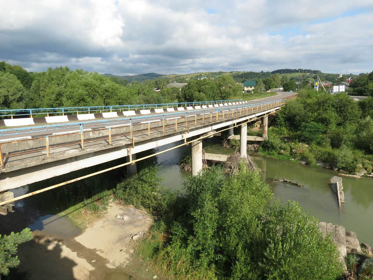 ОКОЛИЦІ МІСТА - Хыров