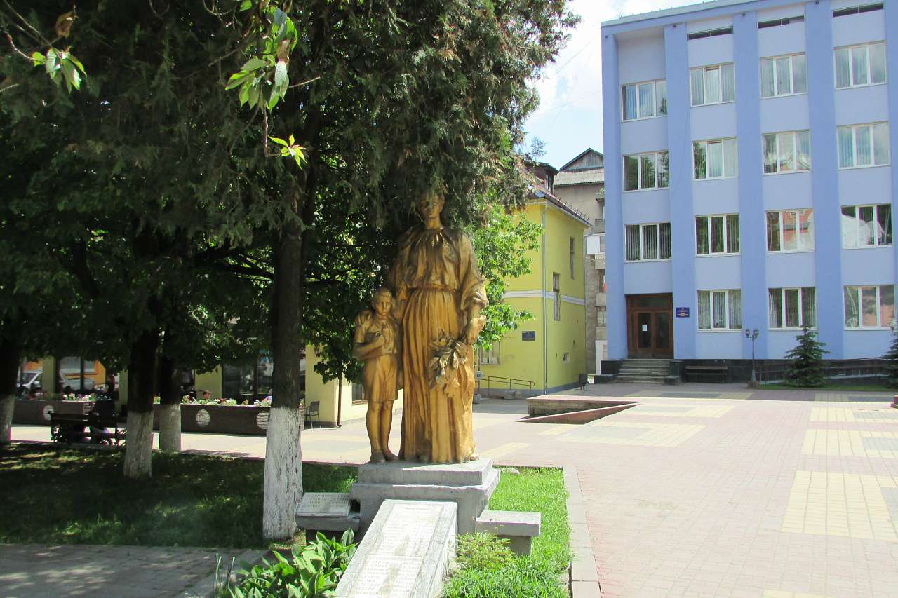 РАХІВ-ЦЕНТР - Рахов