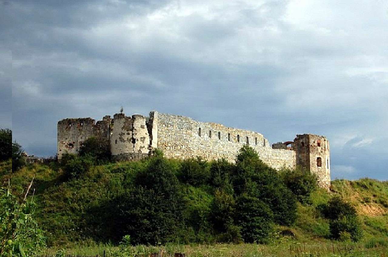 ПНІВСЬКИЙ ЗАМОК - Надвірна