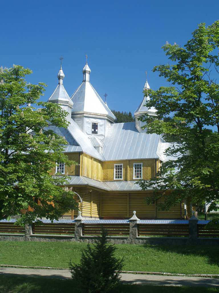 ВЕРХОВИНА ПРОЇЗДОМ - Верховина