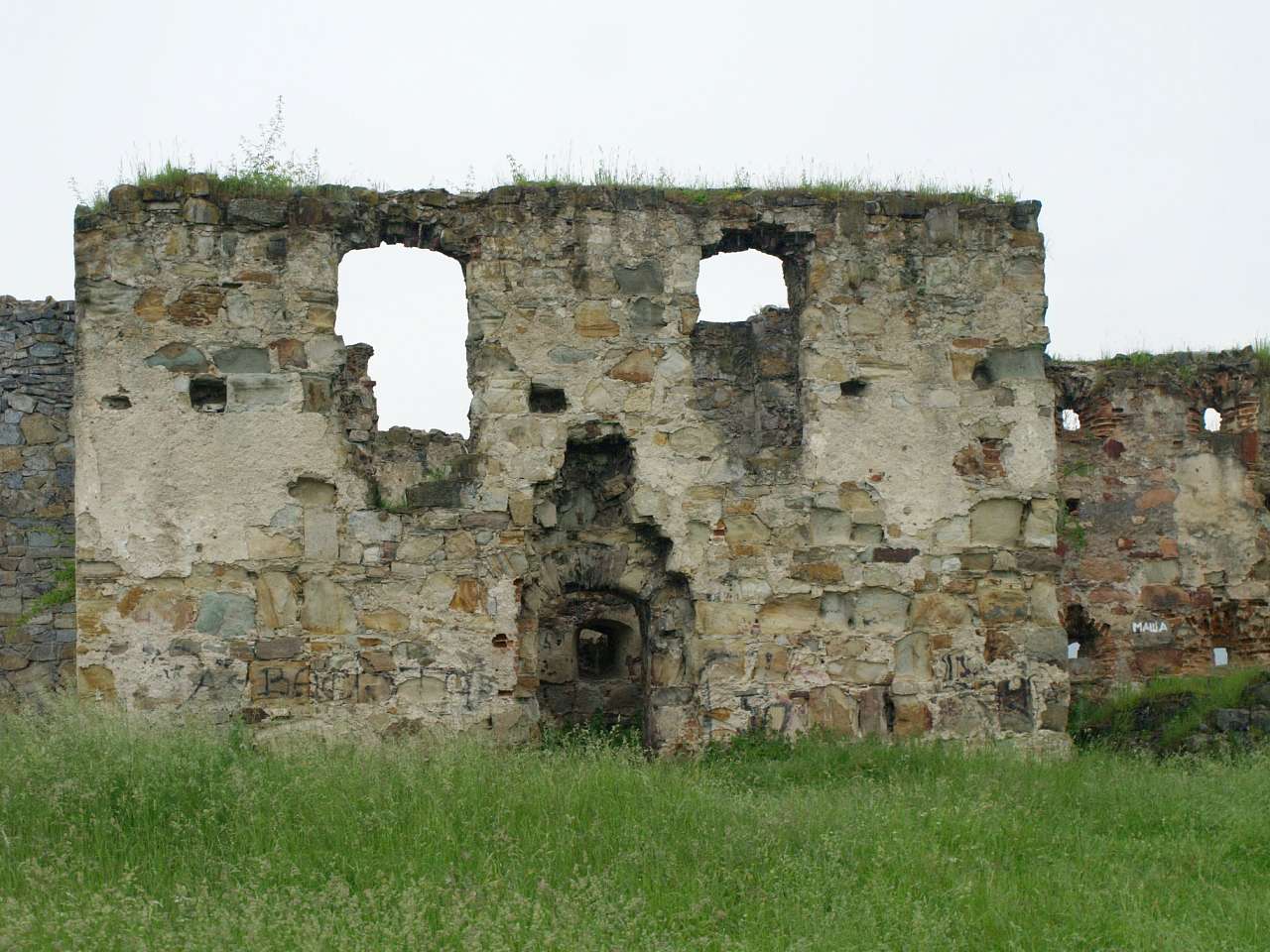 ПНІВСЬКИЙ ЗАМОК - Надвірна