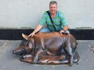 з свинячою скульптурою